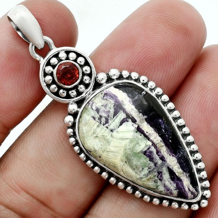 Kammererite and Garnet Pendant EXP02022 P-1500, 15x25 mm