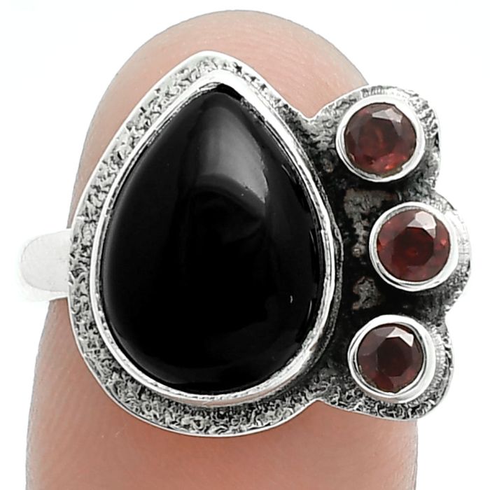 Black Onyx and Garnet Ring size-8 EXR05671 R-1655, 10x14 mm