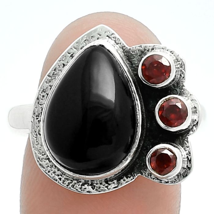 Black Onyx and Garnet Ring size-10 EXR05672 R-1655, 10x14 mm