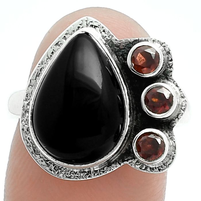 Black Onyx and Garnet Ring size-8 EXR05673 R-1655, 10x14 mm