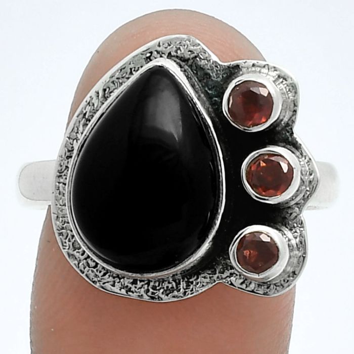 Black Onyx and Garnet Ring size-10 EXR05674 R-1655, 10x14 mm