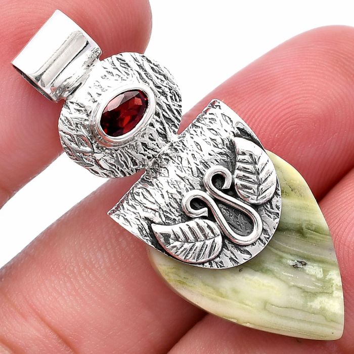 Natural Serpentine and Garnet Pendant SDP144516 P-1545, 17x22 mm