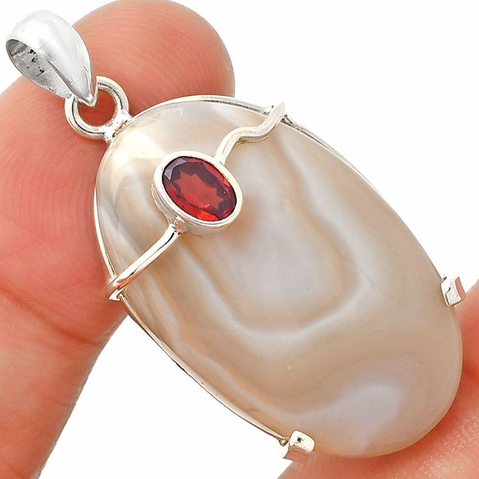 Banded Onyx and Garnet Pendant SDP148466 P-1386, 19x31 mm