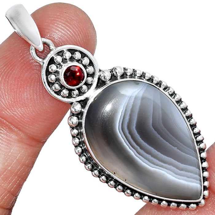 Banded Onyx and Garnet Pendant SDP152885 P-1500, 17x26 mm