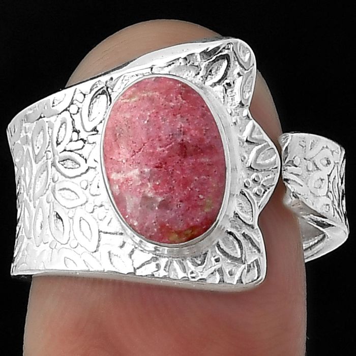 Adjustable - Pink Thulite - Norway Ring size-7.5 SDR152381 R-1381, 7x10 mm