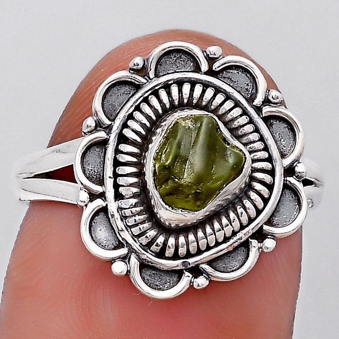 Natural Peridot Rough Ring size-7.5 SDR195167 R-1256, 6x6 mm