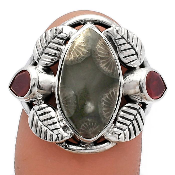 Southwest Design - Black Flower Fossil Coral and Garnet Ring size-7 SDR226174 R-1303, 8x15 mm