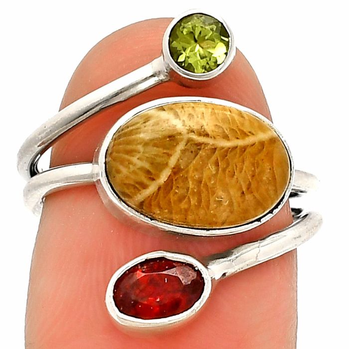 Flower Fossil Coral, Garnet & Peridot Ring size-6 SDR232070 R-1209, 8x12 mm