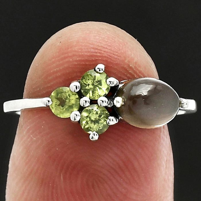 Gray Moonstone and Peridot Ring size-7.5 SDR243434 R-1250, 7x5 mm